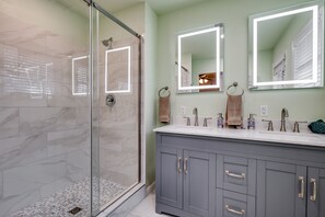 Combined shower/bathtub, hair dryer, towels, soap - 4BDRM 2BTH - PRIVATE HEATED 15' SWIM SPA & HOT TUB, FENCED YARD, FIRE PIT, SWING (Arlington)