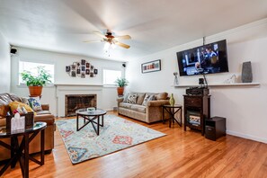 Smart-tv, een open haard, videospelletjes en een dvd-speler