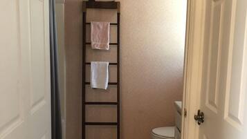 シャワー付き浴槽、ヘアドライヤー、タオル、石鹸