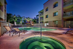 Piscina a l'aire lliure i piscina climatitzada
