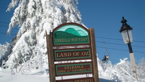 Placa para Emerald Mountain, Terra de Oz, com data de abertura de 15 de abril a 20 de novembro, e aviso de propriedade particular.