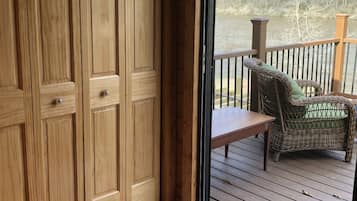 Un interno in legno con una porta scorrevole in vetro che dà su un patio esterno.