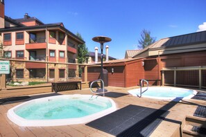 Outdoor spa tub - Studio Premier Condo | Ski-in/Skit-out Access (Breckenridge)