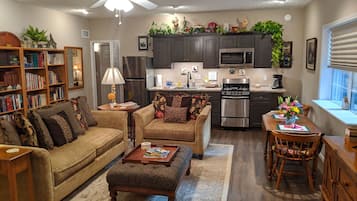 Smart-tv, pejs, dvd-afspiller, bøger