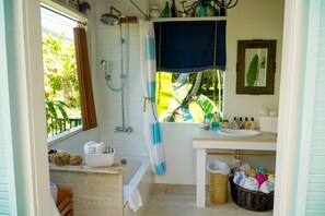 Ensemble douche/baignoire, douche à « effet pluie », sÚche-cheveux