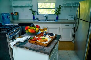 Fridge, microwave, oven, stovetop - The ONLY house with POOL for rent in Spanish Wells! Five star service. (Spanish Wells)
