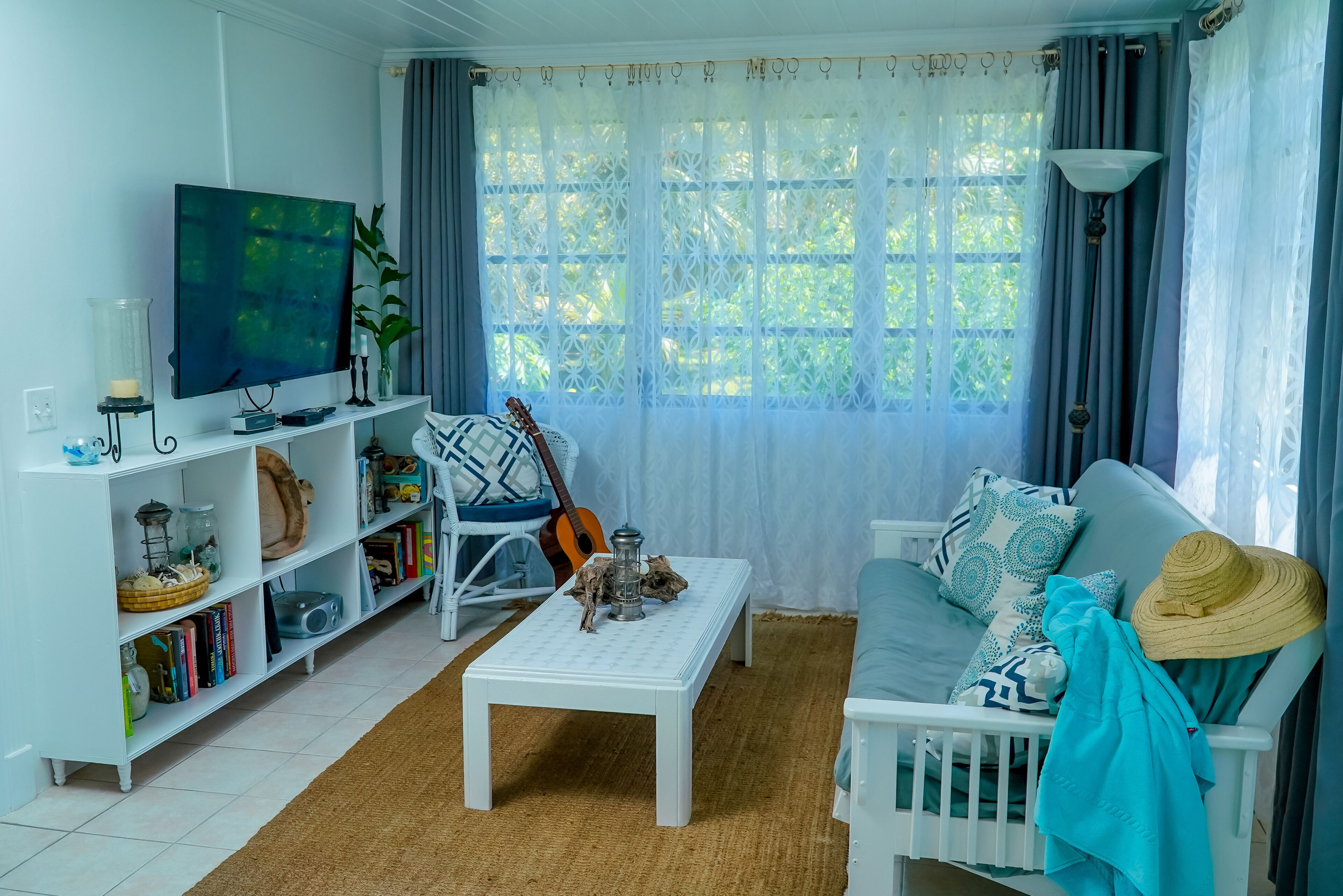 Älytelevisio, videopelejä, DVD-soitin, pöytätennispöytä