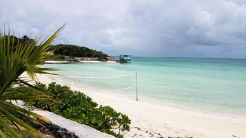 Beach nearby, sun-loungers, beach towels