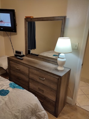 1 bedroom, iron/ironing board, WiFi, bed sheets - Oceanfront Condo @Watersedge Resort with indoor and outdoor hot tubs and pools (Murrells Inlet)