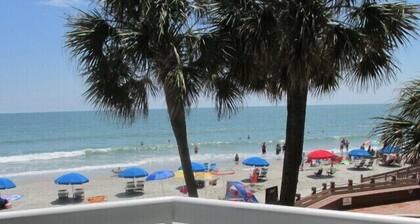 Oceanfront Condo @Watersedge Resort, jossa on sisä- ja ulkokylpytynnyrit ja uima-altaat