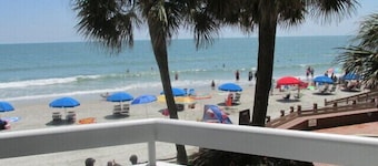 Oceanfront Condo @Watersedge Resort con jacuzzis y piscinas cubiertas y al aire libre