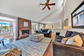 Smart-tv, een open haard, videospelletjes en een dvd-speler