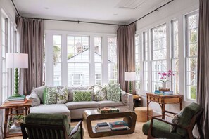 TV, stereo, offices - Casa Zoë: Bright Charleston Cottage Near King St. (Charleston)