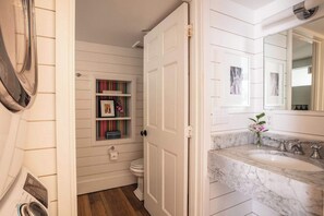 Shower, hair dryer, towels - Casa Zoë: Bright Charleston Cottage Near King St. (Charleston)