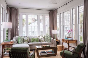 Televisión, estéreo, oficina