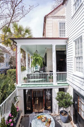 Outdoor dining - Casa Zoë: Bright Charleston Cottage Near King St. (Charleston)