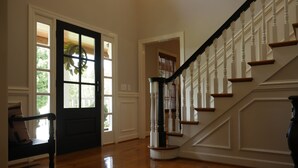 A staircase with white balusters and wooden steps, leading to an upper floor. - Willow Pond Nashville, A Private Luxury Five-Star Farmhouse Great for Lg Groups! (Pleasant View)