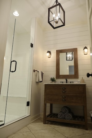 Bañera con ducha, bañera de hidromasaje, secador de pelo, toallas