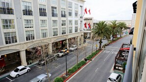 Un hotel de varios pisos con fachada moderna, amplias ventanas y un cartel llamativo que dice 'B&B'.