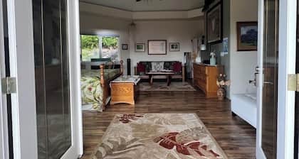 SUPER SPACIOUS! Yksityisyyden sisäänkäynti. Mukava ja kodikas. Hiljainen ja rauhallinen!