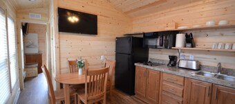 Cabine # 6 is een 2 slaapkamers, 1 & 1/2 bad, 2 flatscreen-tv's.  Kijkt uit over de kreek.
