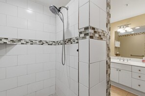 Combined shower/bathtub, jetted bath, towels - Summer Salt -Beautiful Condo- spectacular views (Navarre)