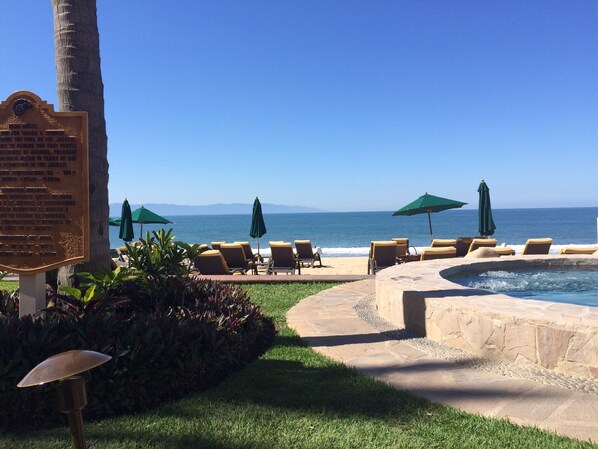 En la playa y camastros