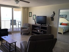 Een flatscreentelevisie, een dvd-speler, boeken en een filmbibliotheek