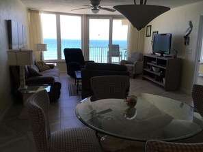 Een flatscreentelevisie, een dvd-speler, boeken en een filmbibliotheek