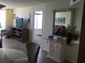 Flachbildfernseher, DVD-Player, Bücher, Videothek