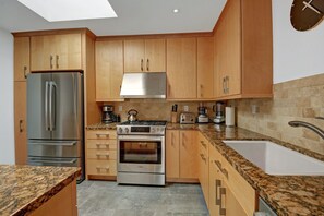 冰箱、微波炉、烤箱、炉灶