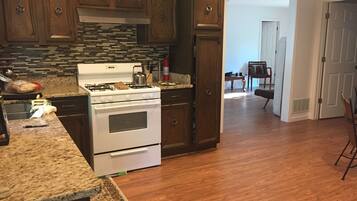 Réfrigérateur, micro-ondes, four, lave-vaisselle