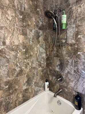 Hårtørrer, håndklæder, Shampoo, Toiletpapir