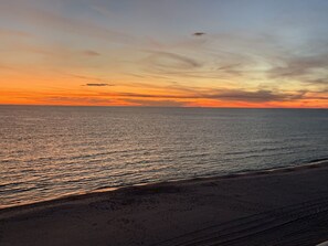 On the beach, sun-loungers - BEACH FRONT 3 Bedroom & 3 Bathroom CONDO WITH AMAZING VIEWS! (Panama City Beach)