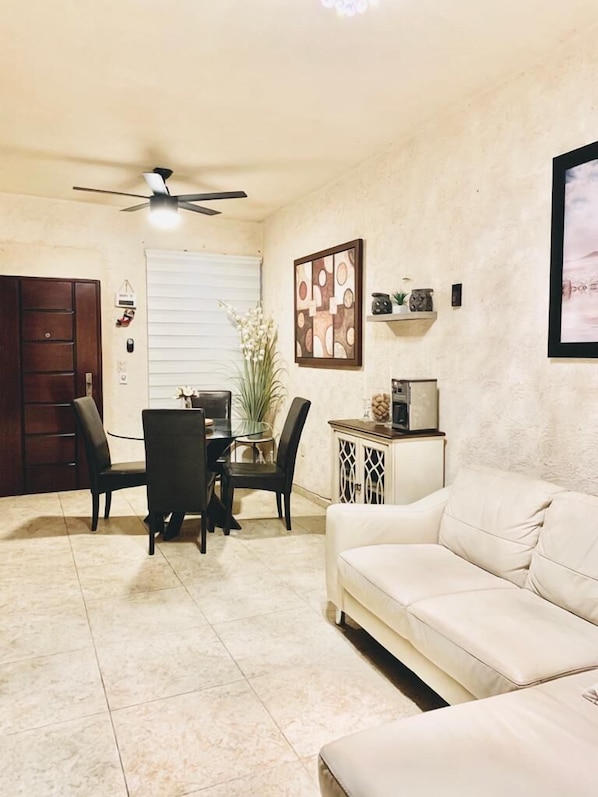 Double Room, 1 Queen Bed, Non Smoking | Living area | 32-inch flat-screen TV with digital channels, TV, Netflix