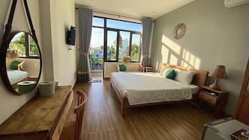 Habitación Deluxe doble | Minibar, escritorio, cortinas opacas y tabla de planchar con plancha