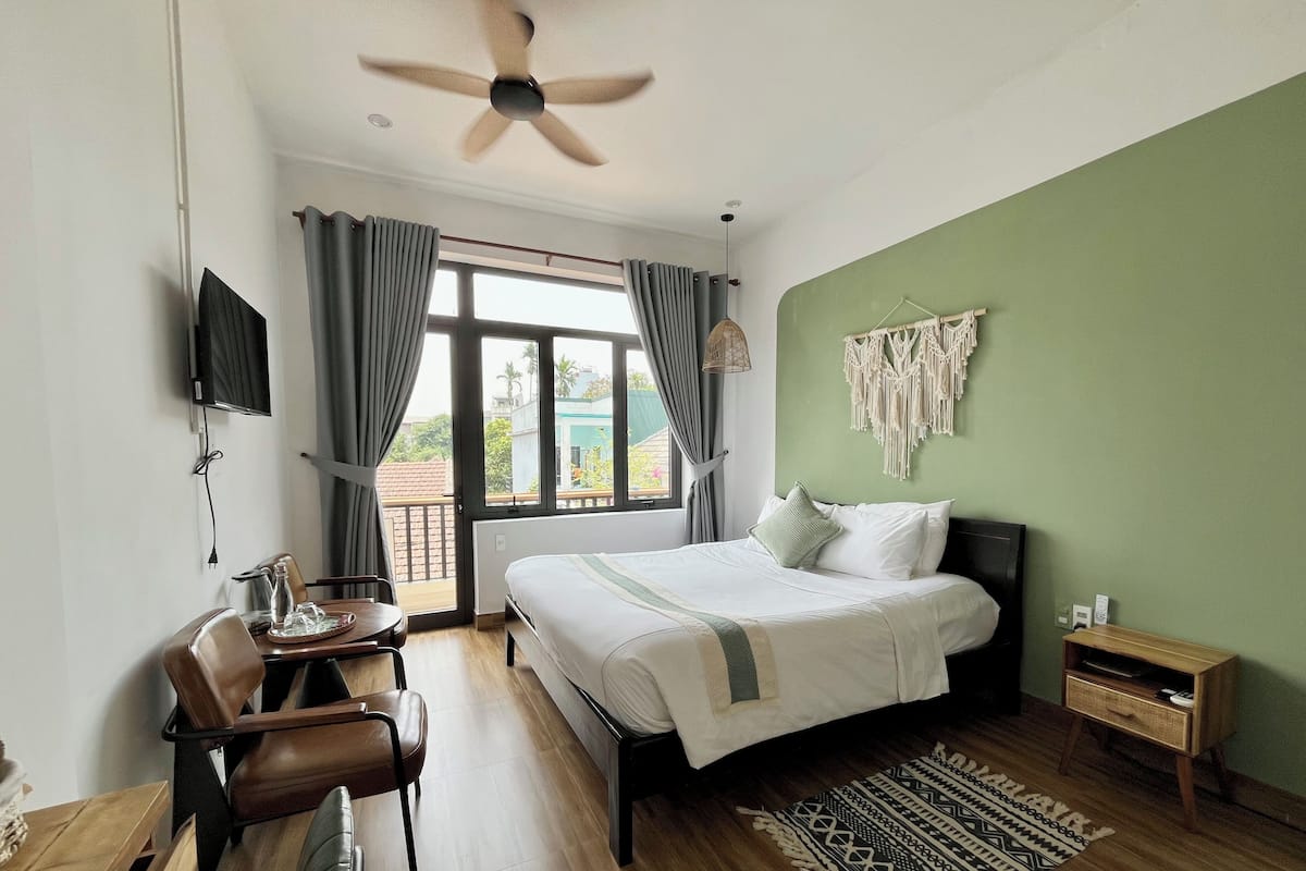 Deluxe Double Room | Minibar, desk, blackout drapes, iron/ironing board