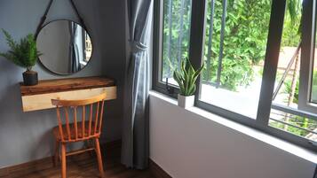 Habitación Deluxe doble | Minibar, escritorio, cortinas opacas y tabla de planchar con plancha