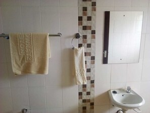 Regadera, amenidades de baño gratuitas, batas, pantuflas