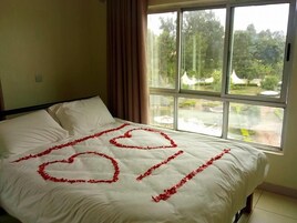 Ropa de cama de alta calidad y escritorio 