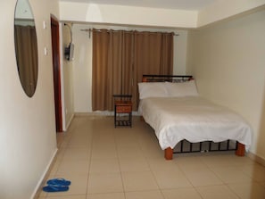 Habitación individual estándar, para no fumadores | Ropa de cama de alta calidad y escritorio