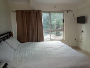 Habitación familiar, para no fumadores | Ropa de cama de alta calidad y escritorio 