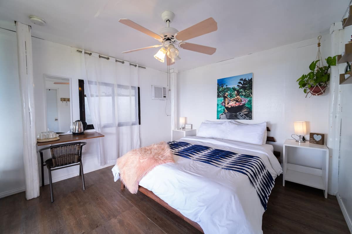 Deluxe Room, 1 Queen Bed | 1 bedroom, Egyptian cotton sheets, premium bedding, down comforters