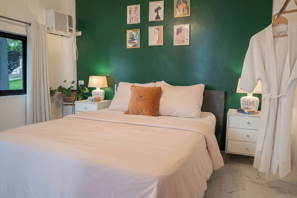 Deluxe Room, 1 Queen Bed | 1 bedroom, Egyptian cotton sheets, premium bedding, down duvets