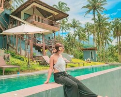 Una piscina al aire libre, sillones reclinables de piscina