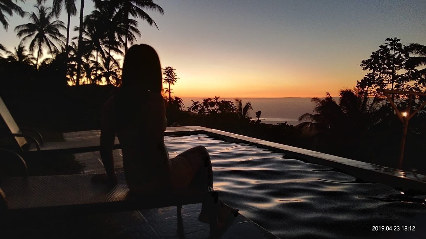 Piscine extérieure, chaises longues