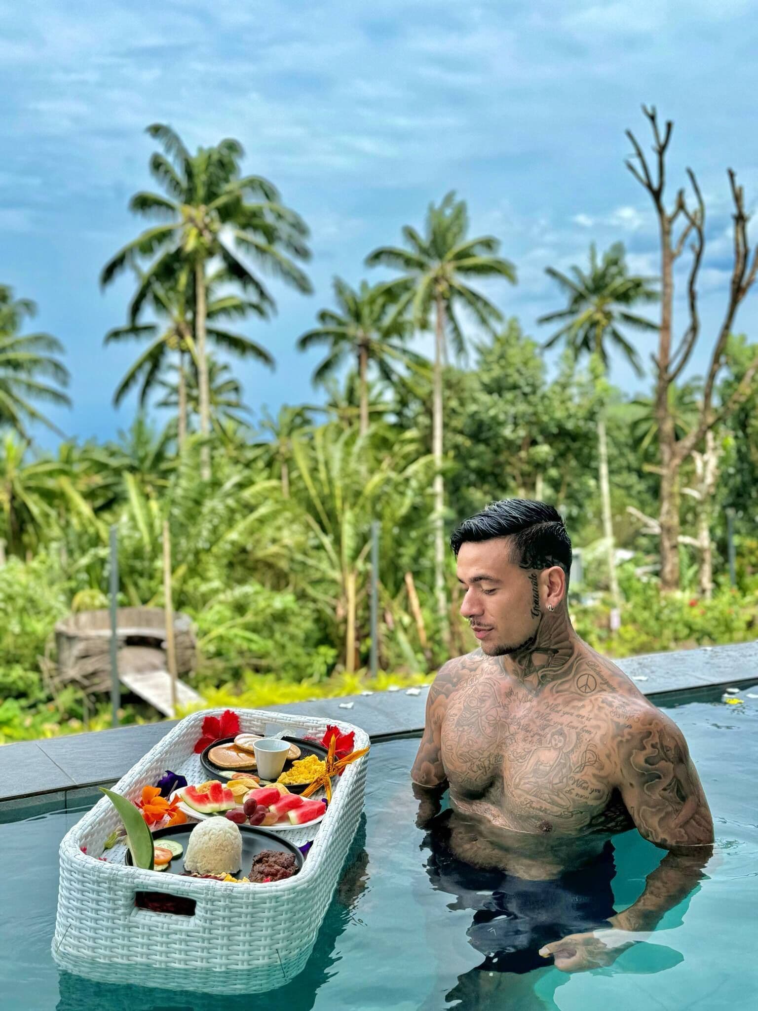 1 bedroom, Egyptian cotton sheets, premium bedding, down comforters