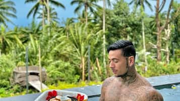 1 bedroom, Egyptian cotton sheets, premium bedding, down comforters