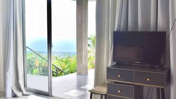 1 bedroom, Egyptian cotton sheets, premium bedding, down comforters