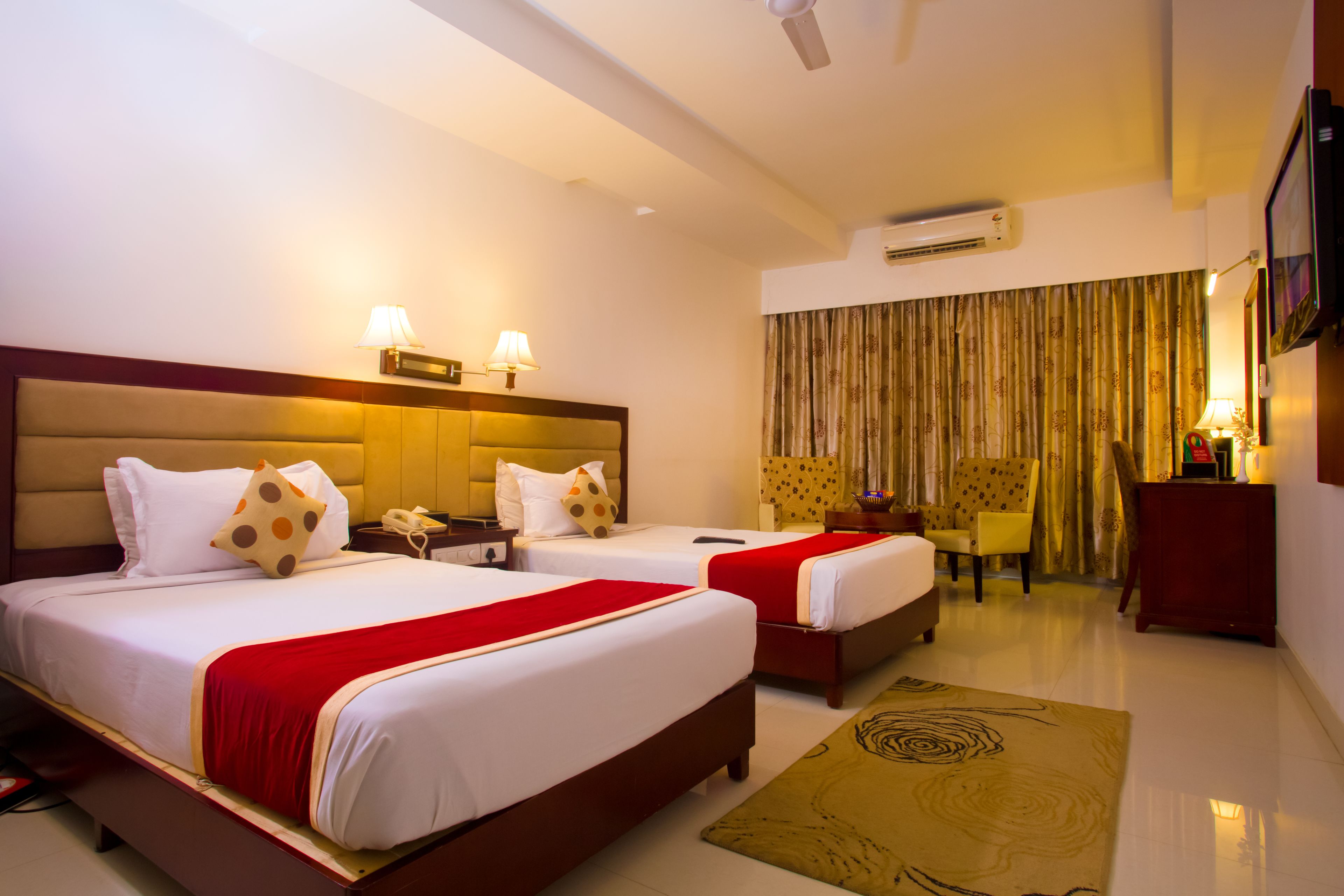 Safe på rommet, blendingsgardiner og strykejern/-brett